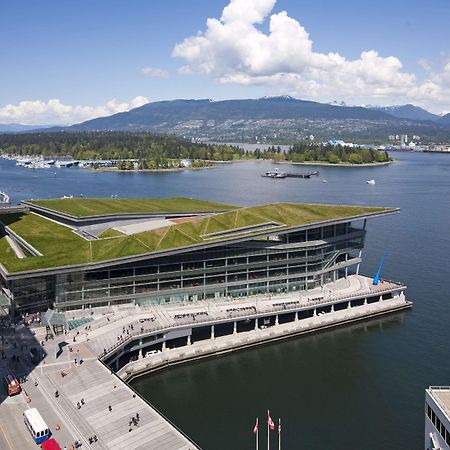 페어몬트 워터프런트 호텔 밴쿠버 외부 사진 The Canada Place building, the main terminal of the airport