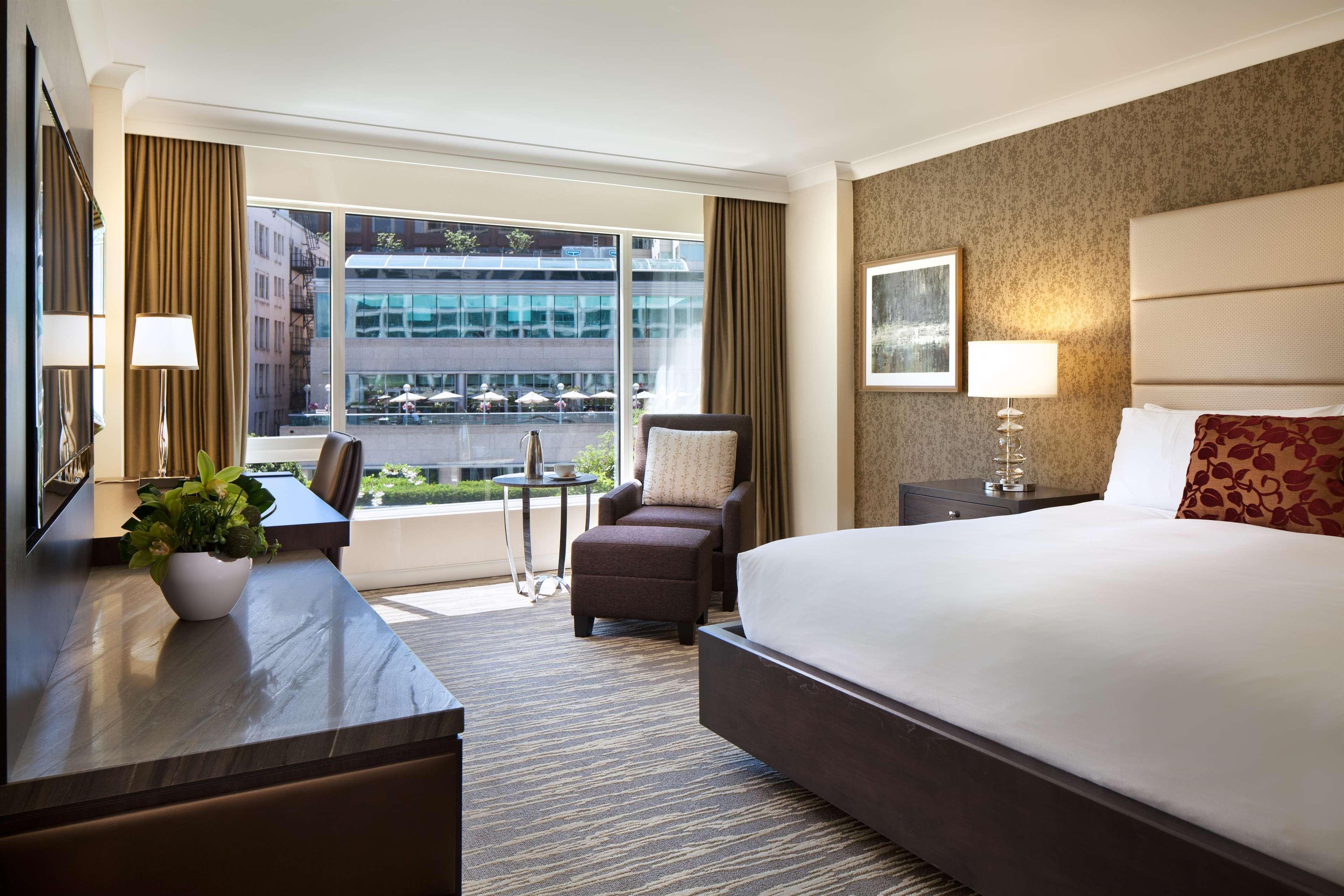페어몬트 워터프런트 호텔 밴쿠버 외부 사진 A guest room at the Four Seasons Hotel
