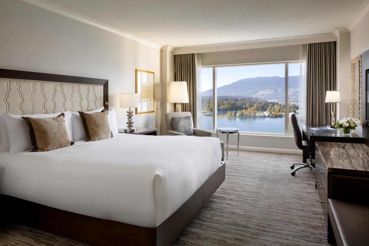 페어몬트 워터프런트 호텔 밴쿠버 외부 사진 A guest room at the Fairmont Hotel Vancouver