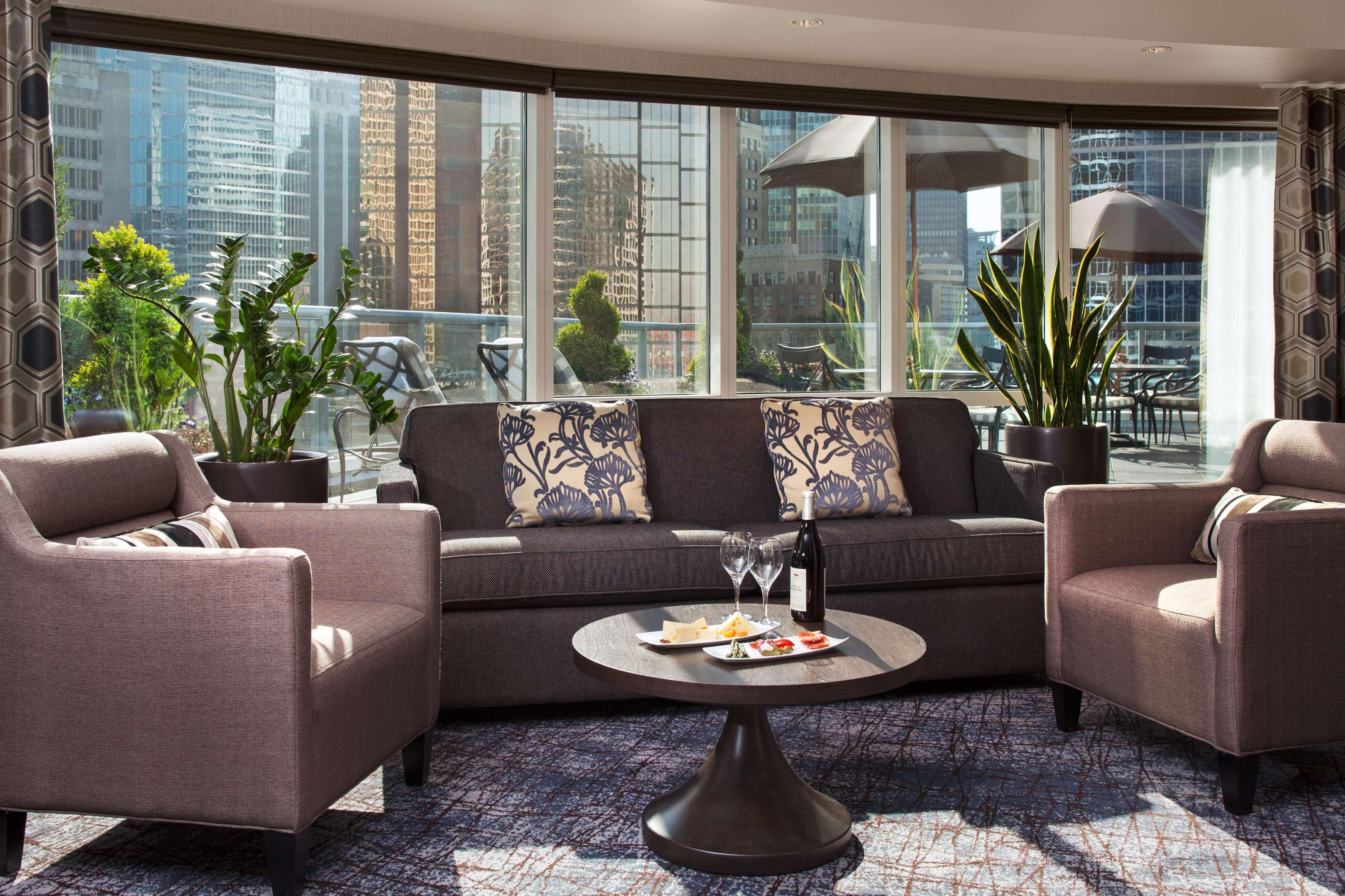 페어몬트 워터프런트 호텔 밴쿠버 외부 사진 The Club Lounge at the Ritz-Carlton, Hong Kong