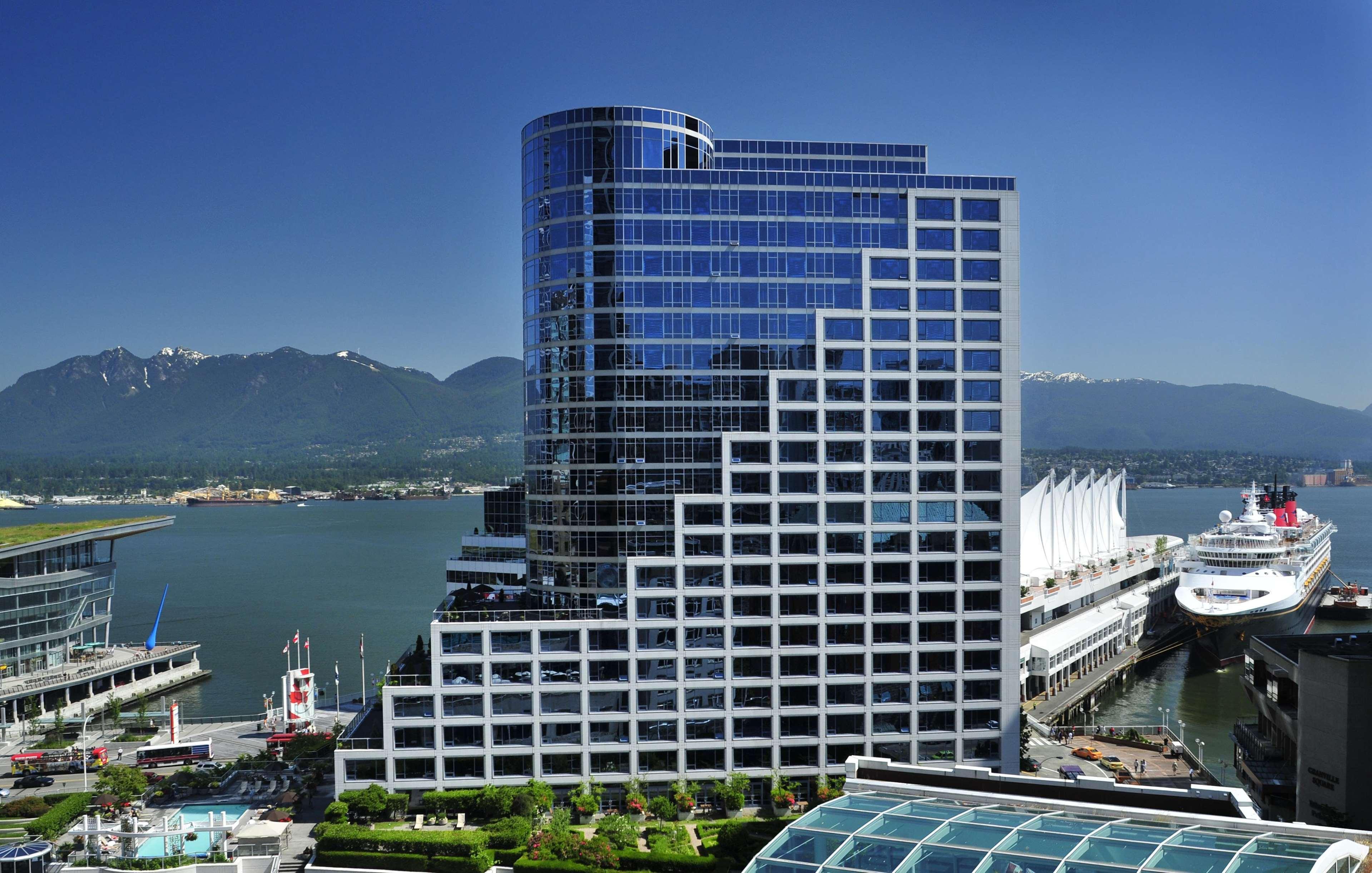 페어몬트 워터프런트 호텔 밴쿠버 외부 사진 Shaw Tower, the company's headquarters in Vancouver