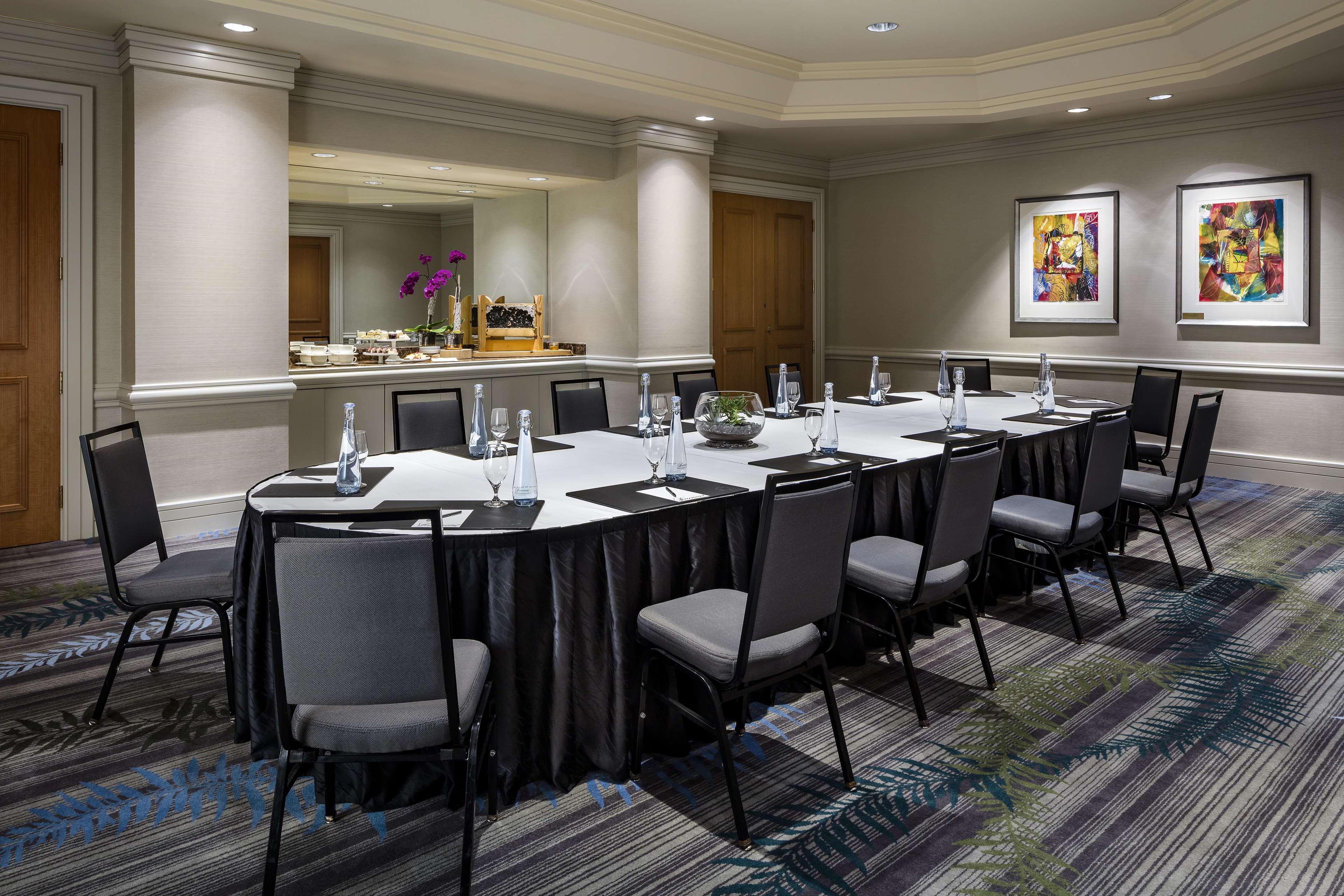 페어몬트 워터프런트 호텔 밴쿠버 외부 사진 A boardroom at a hotel