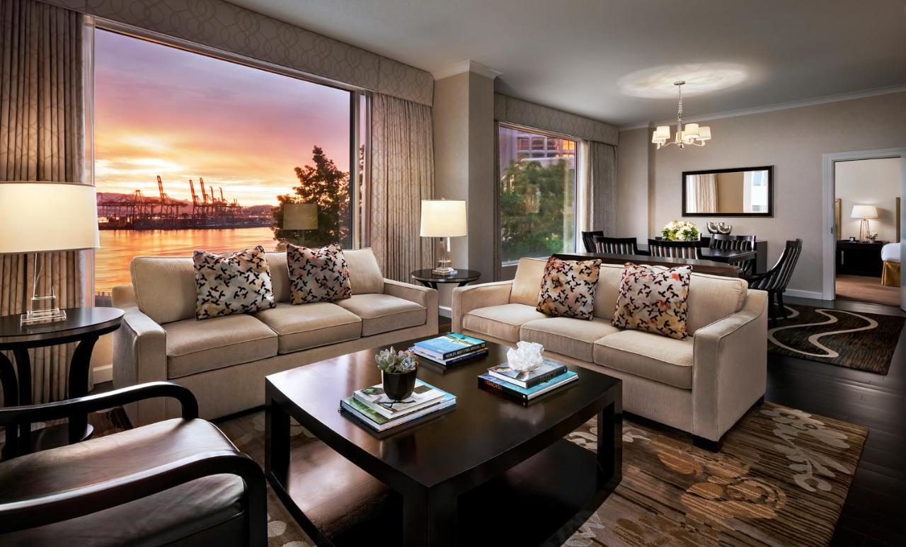 페어몬트 워터프런트 호텔 밴쿠버 외부 사진 A living room at The Ritz-Carlton, Boston