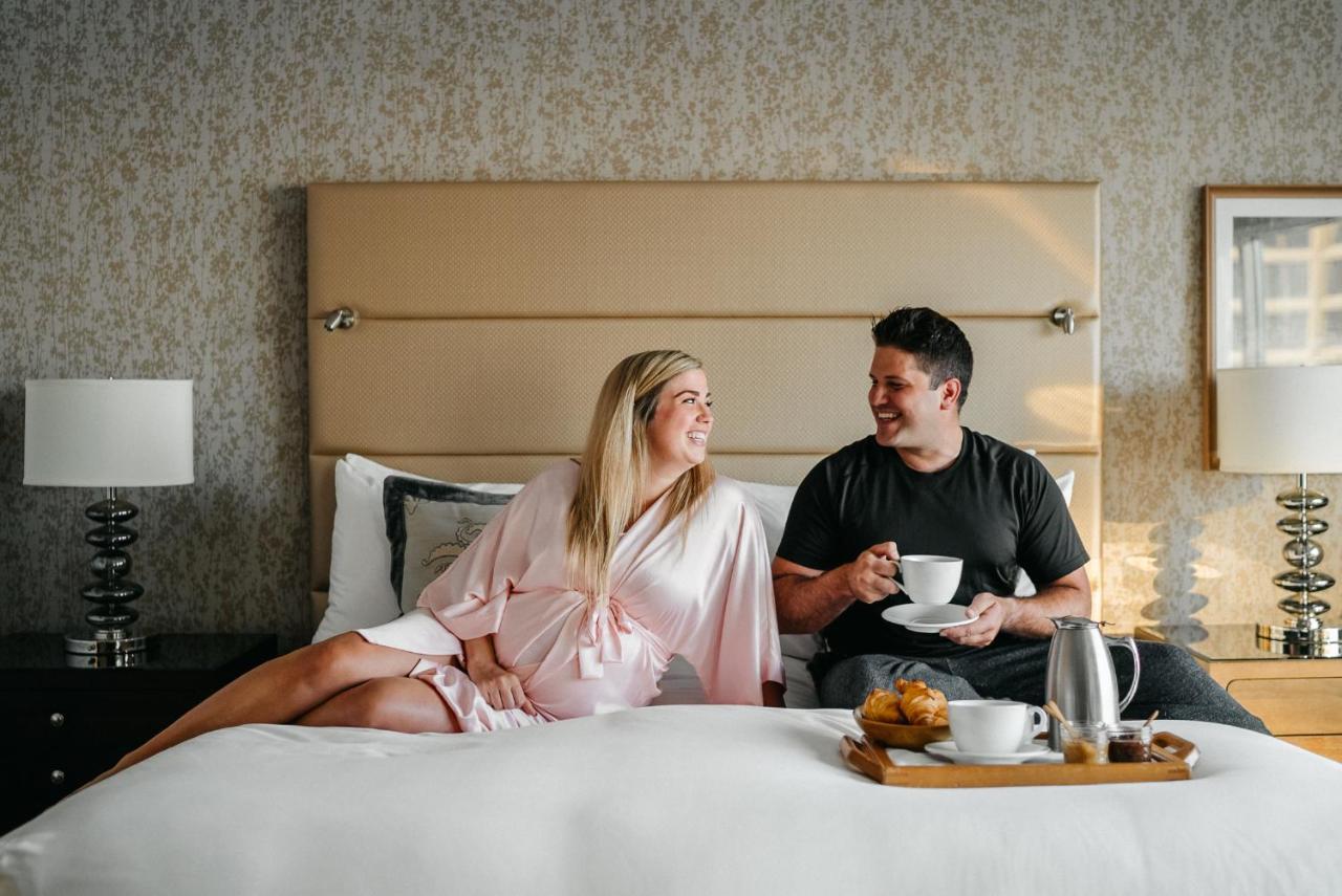 페어몬트 워터프런트 호텔 밴쿠버 외부 사진 A couple enjoying room service at the Four Seasons Hotel