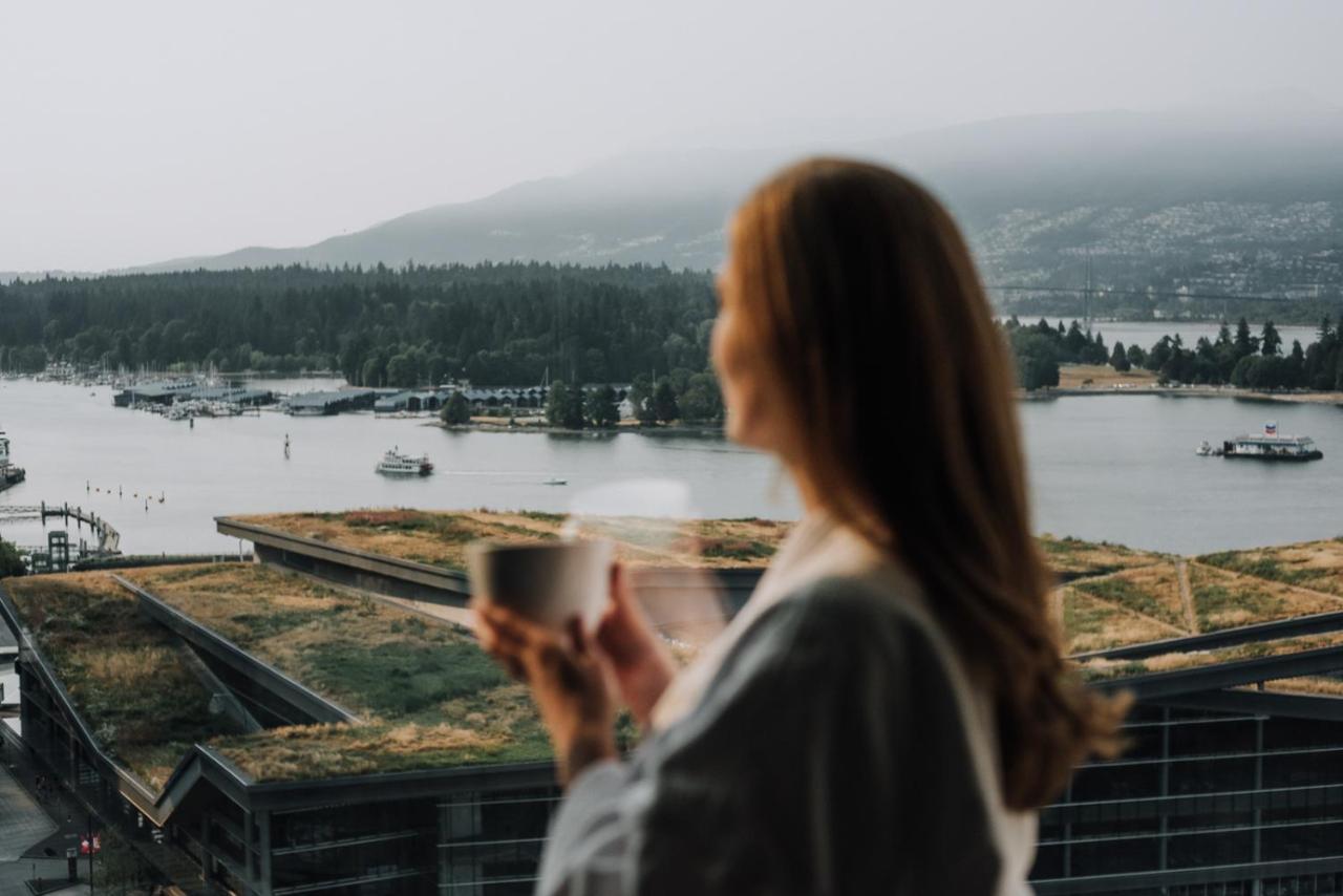 페어몬트 워터프런트 호텔 밴쿠버 외부 사진 A woman drinking coffee