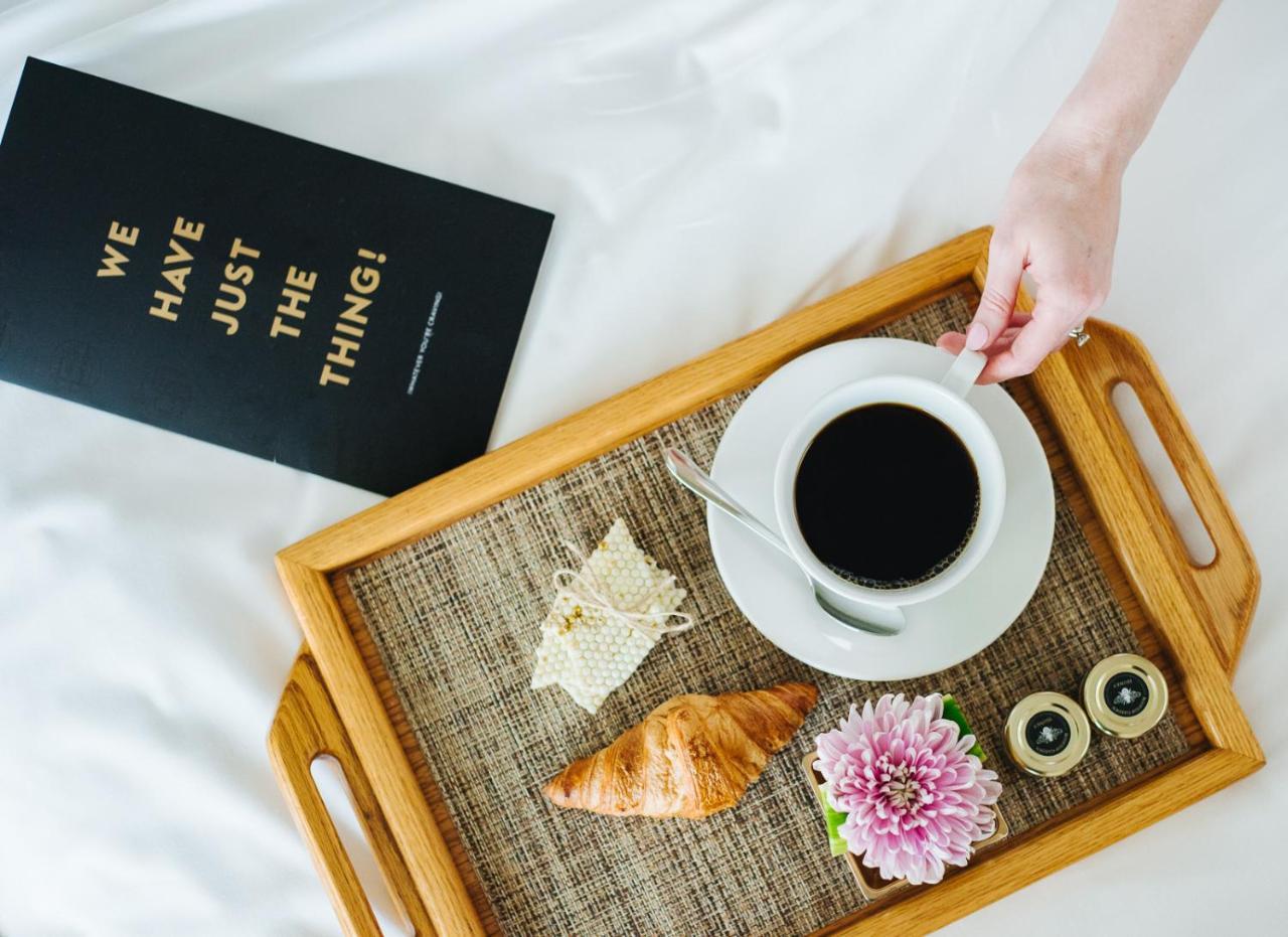 페어몬트 워터프런트 호텔 밴쿠버 외부 사진 A tray with a cup of coffee