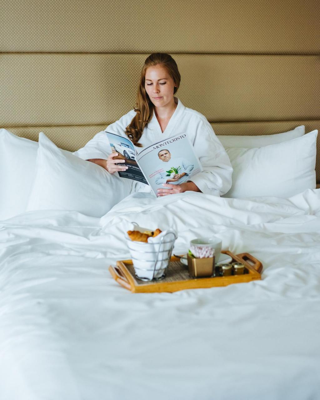 페어몬트 워터프런트 호텔 밴쿠버 외부 사진 A woman in a bathrobe