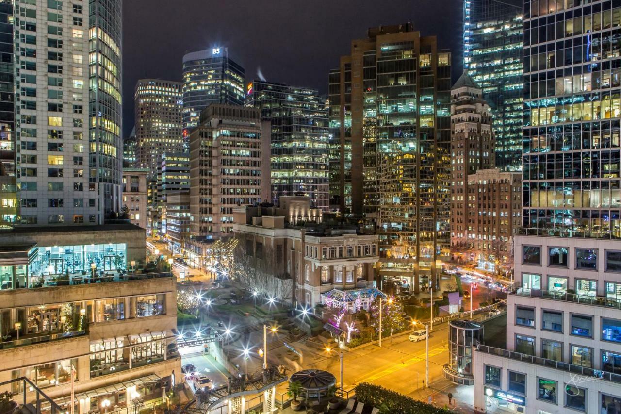 페어몬트 워터프런트 호텔 밴쿠버 외부 사진 The Financial District at night